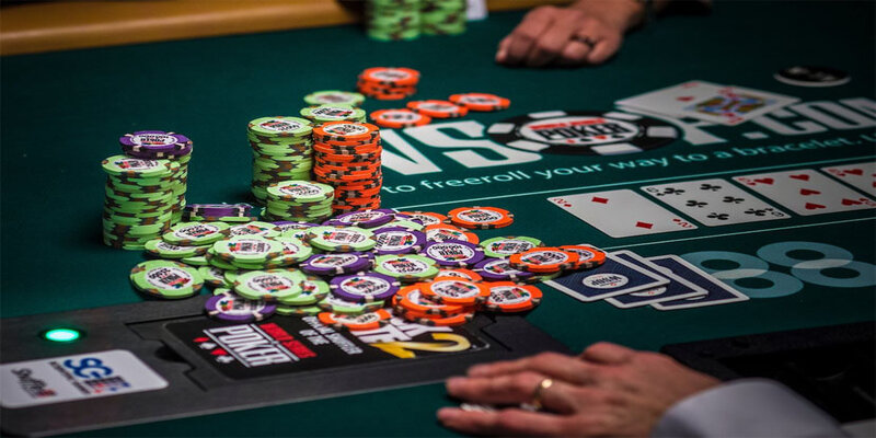 Người chơi suy nghĩ về fold in poker trước khi đặt cược